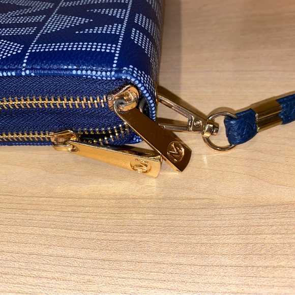 NWOT MKF Collection Wristlet Clutch Navy with gold trim - Picture 5 of 5